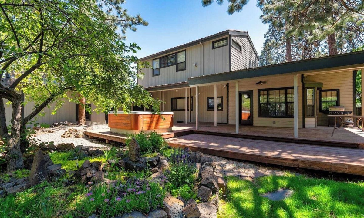 Southern Crossing House | Family/pet friendly home, sleeps 8. Enjoy our game room & soak in the hot tub after exploring Bend. Less than 30 minutes to Mtn. Bachelor. Vacation Home/Midterm Stays/Corporate Housing
