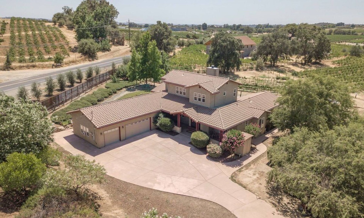 Shenandoah Valley House | Family Winery Estate · Pet-Friendly Home with Vineyard Views