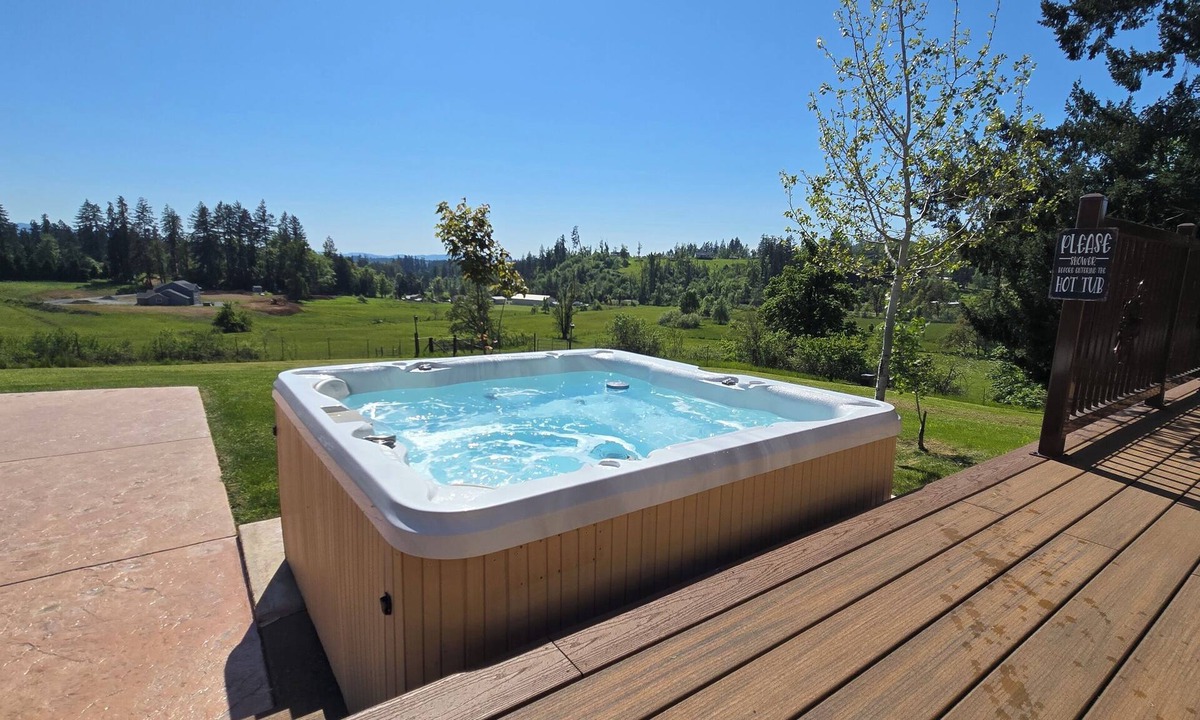 Thurston House | Fantastic 4 BR Countryside Home - Mountain views, Hot tub, Close to town and UO!