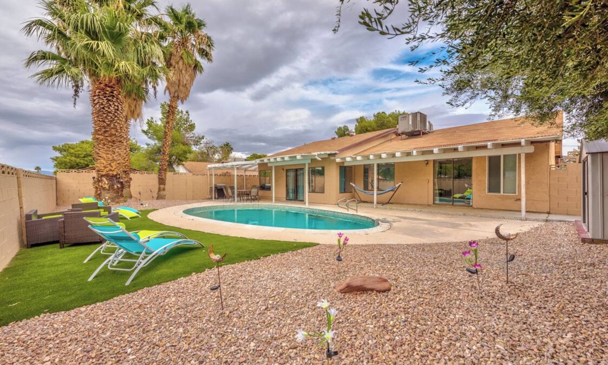 Winchester Villa | Fantastic 5-bedroom villa with pool in lively Las Vegas