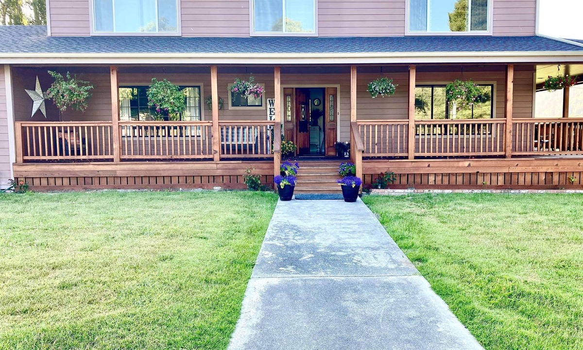 Klamath House | FARM HOUSE ON ACREAGE IN THE REDWOODS