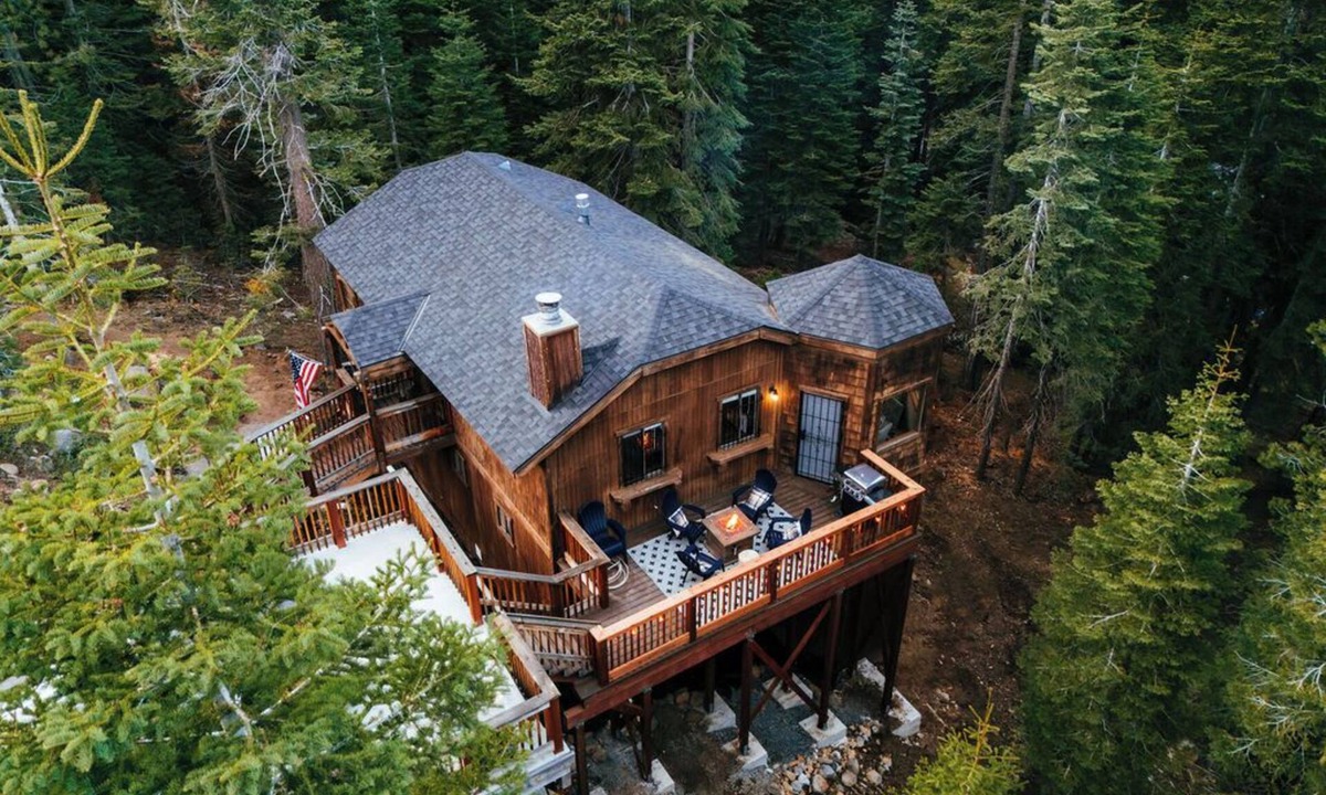 Kingswood Estates Cabin | Fire Pit, Poker Room, 5 min to beach, Dogs welcome