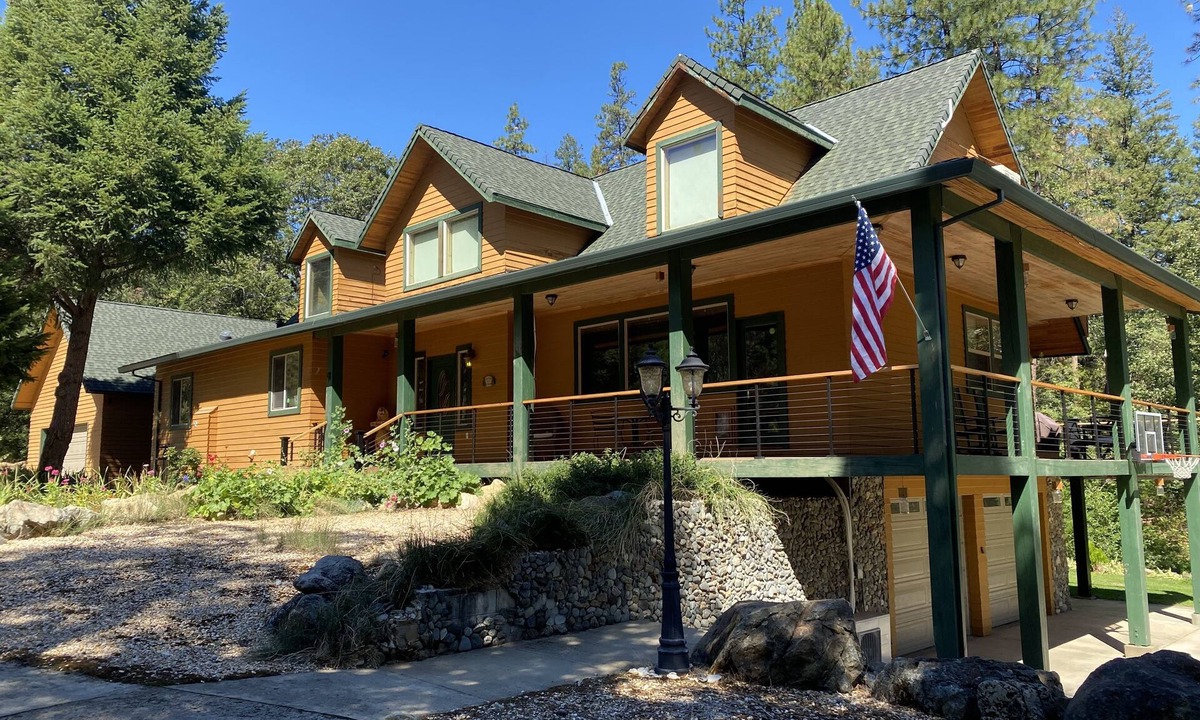 Junction City House | Fishing, Hiking, and Family Friendly Creekside Mountain Retreat