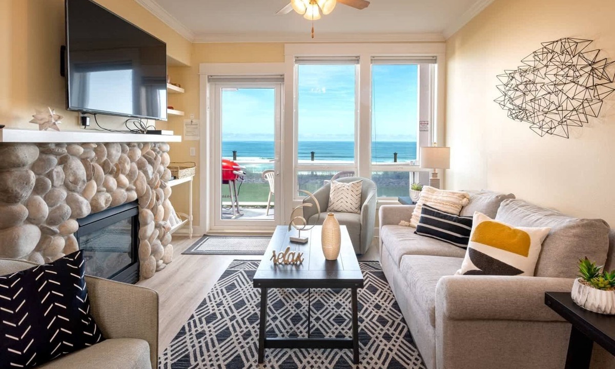 Lincoln City Condo | Flying Kites Condo, Hot Tub & Oceanfront Pool