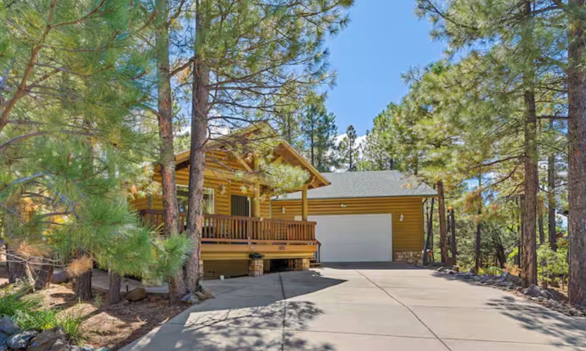 Munds Park Cabin | Forest Getaway with A/C ★ Deck + Fire-table ★ Near Sedona/Grand Canyon/Flagstaff