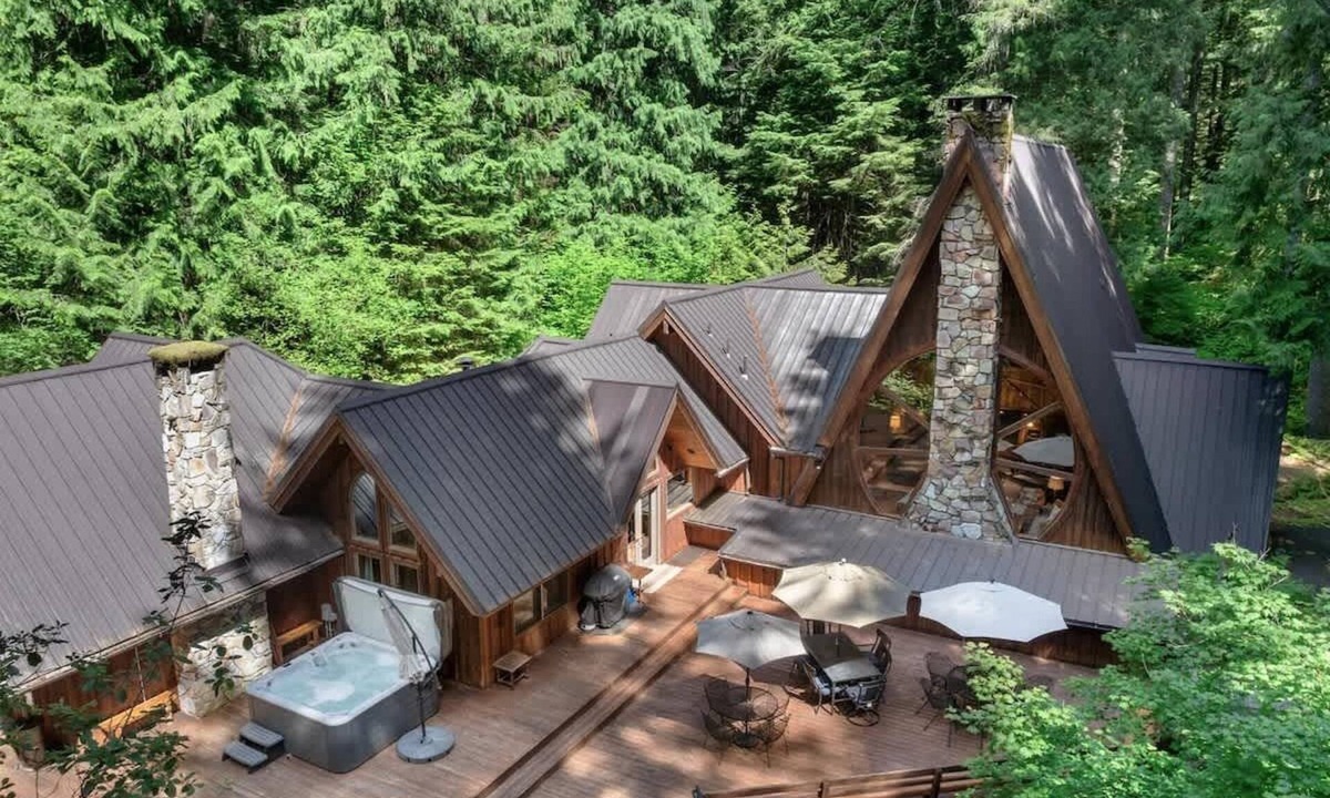 Rhododendron Cabin | Forest Lodge Luxe with Hot Tub & Sauna