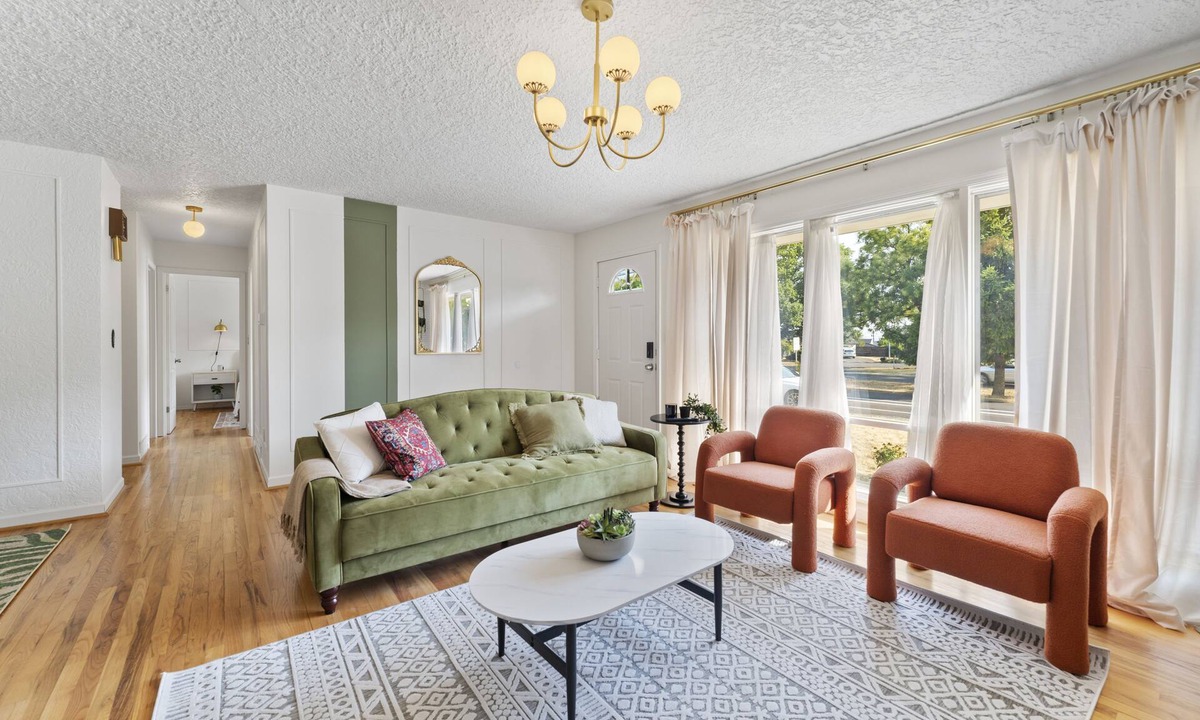 Vancouver Heights House | Fort Adobe 10 mins to Airport Large fenced Yard