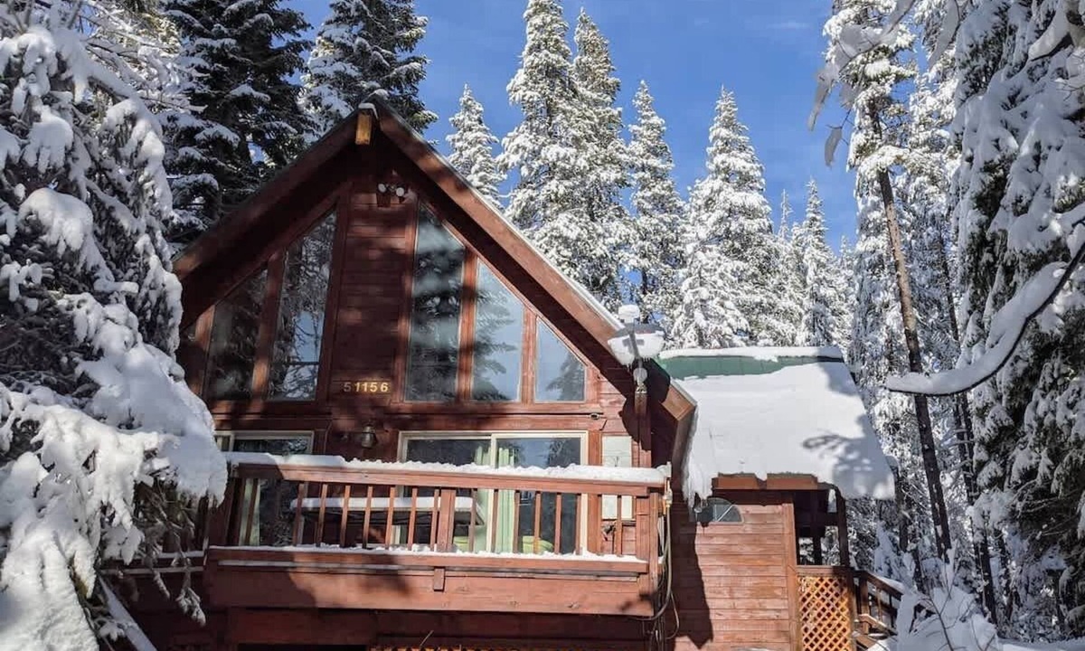 Pla-Vada Woodlands Cabin | Four seasons Mountain Chalet close to ski resorts