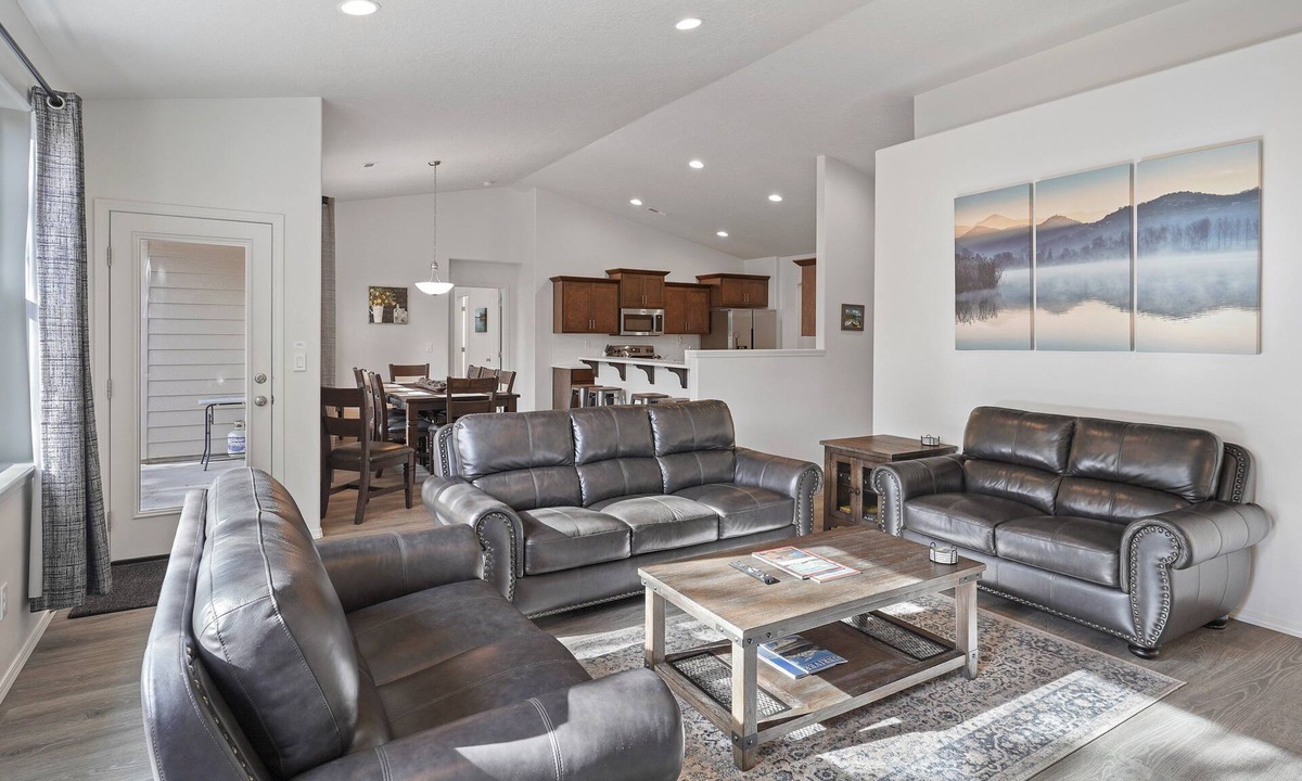 Oregon Water Wonderland House | Four Seasons Retreat - Fun! Hot Tub, Garage Game Room, Fenced Yard