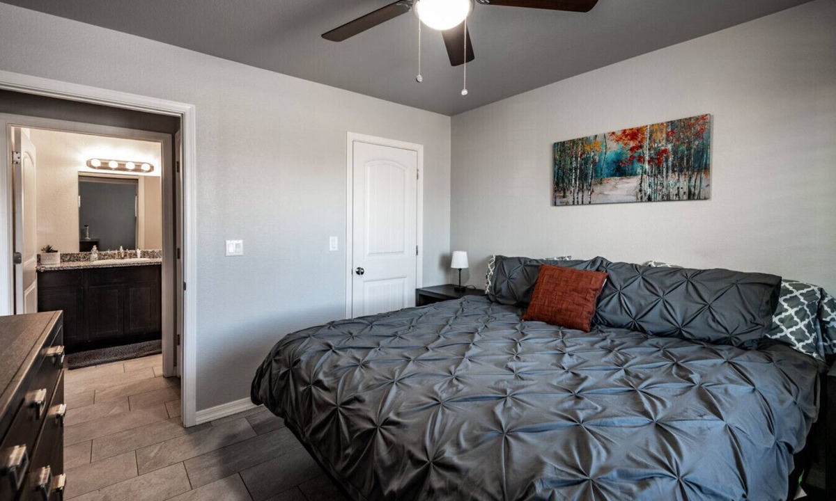 Kingman House | Freshly Built Stay | Quiet Area Near Golf & Dining