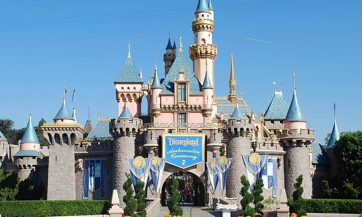 Anaheim Resort Hotel | Full Kitchen Suite & Short Drive to Disneyland resort | Pets are Welcome!