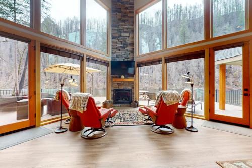 Vida House | Fully rebuilt riverfront home with deck fireplace & W&D - dog-friendly