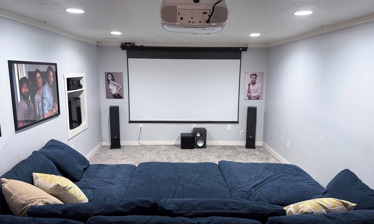 Lehi House | Fun, Cosy, Theater Basement!
