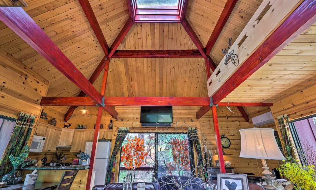 Strawberry Cabin | Furnished Deck: Romantic Strawberry/Pine Studio!
