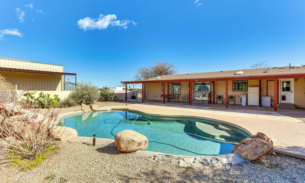 Morristown House | Furnished Patio! Group Desert Escape in Morristown