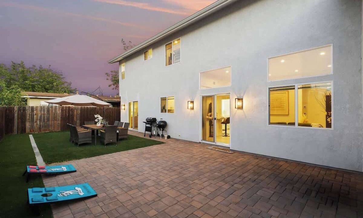 Bostonia House | Garage, Gated Yard, King Bed, 3BR, 2.5-Bath House