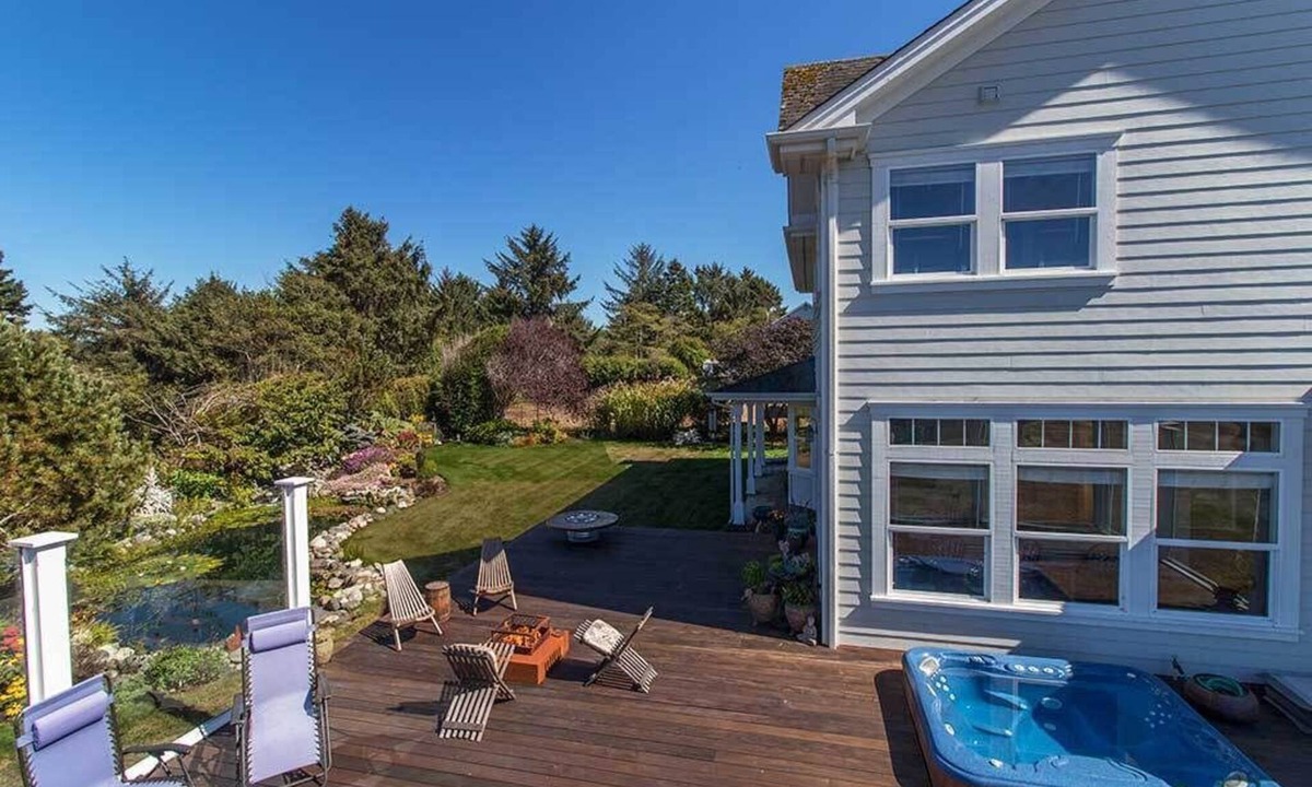 McKinleyville House | Garden Pond Retreat~Hot tub & Fire Pit!