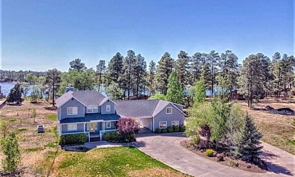 Pinetop-Lakeside House | ❤️ Gated Lake Community Acre w Lake Views, Boats, Game Room, 1 PM Check-in
