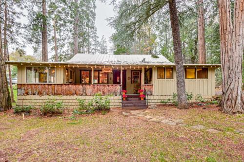Camp Nelson House | Gateway to Sequoia Nat’l! Rustic Cabin w/Patio