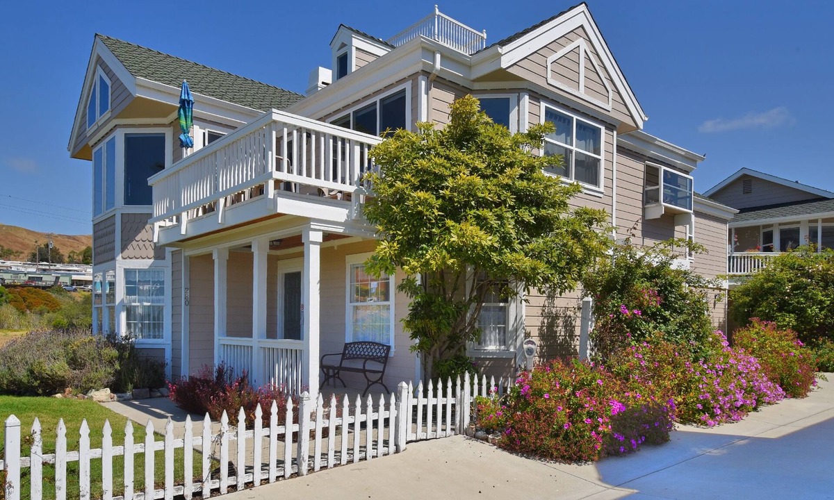 Cayucos House | Gathering Place overlooking beach, pier, and downtown Cayucos