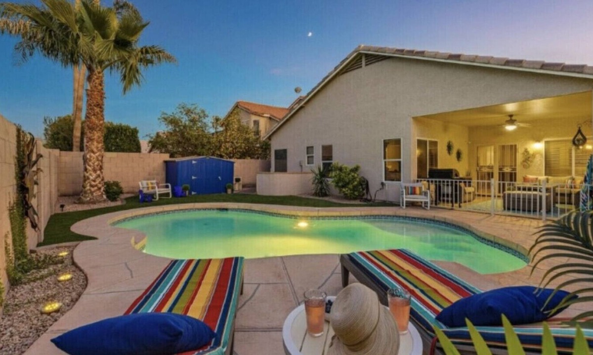 Gilbert House | Gilbert Gem - Heatable Pool, BBQ, 2 King Beds