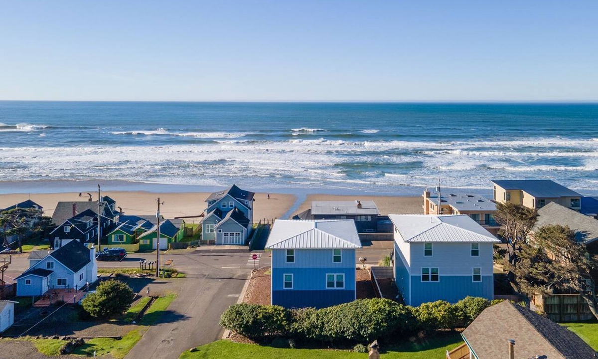 Roads End House | Glass Tides Beachfront + Billiards + Surfing +Pet