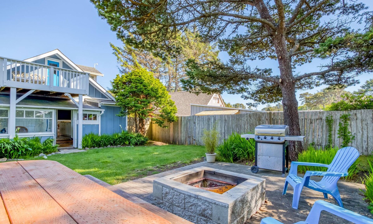 Gleneden Beach House | Gleneden Beach Home with Fire Pit, Grill, and Large Fenced Yard