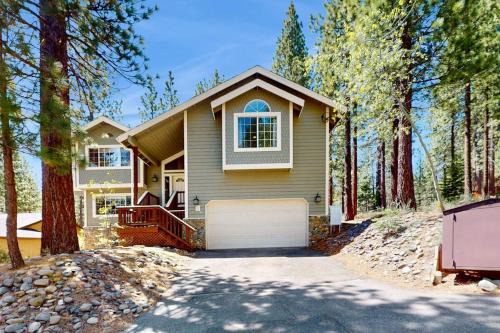 Montgomery Estates House | Gold Dust Getaway with Foosball Big Deck & Forest Views - Near Slopes