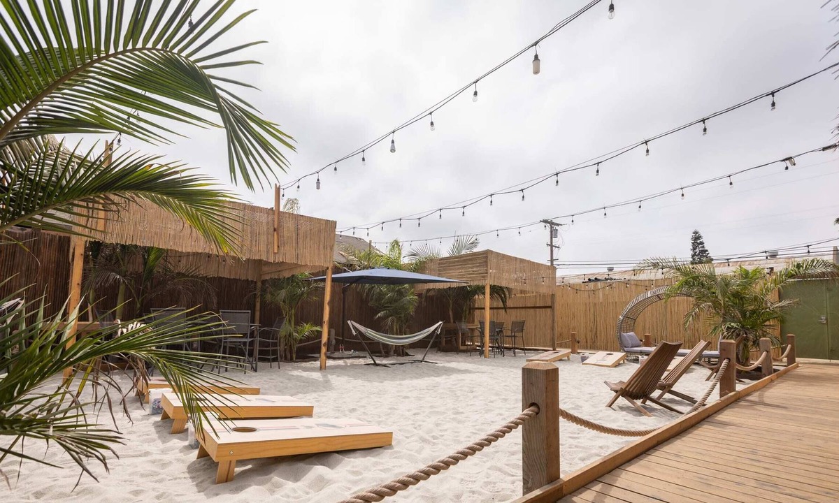 Stockton House | GoodLifeResorts (Downtown, Airport) 17 BR, 65 Capacity
