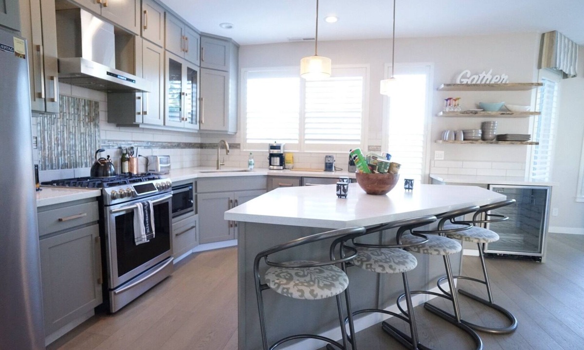 Sherwood - Tualatin South House | Gorgeous Lake Front Home, Central Location