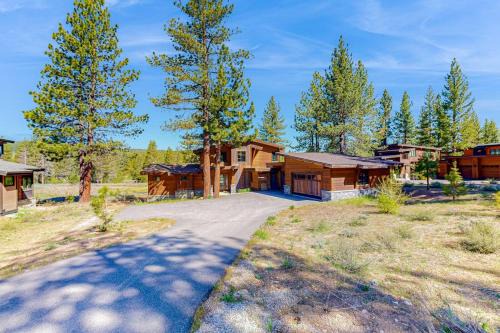 Truckee House | Grays Crossing Estate - Chefs Kitchen 3-Car Garage & Huge Wraparound Deck