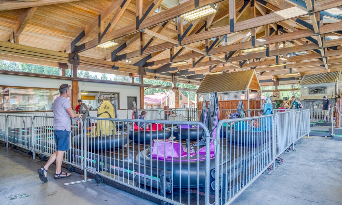 Overlook Park House | Great Dog-Friendly Sunriver Home w/Hot Tub, SHARC passes, WiFi, Wood Fireplace