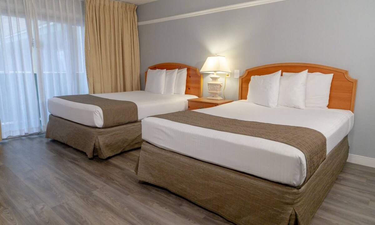 Downtown Reno House | Great Escape! 2 Amazing Room w/Kitchenette | Onsite Pool + Free Parking