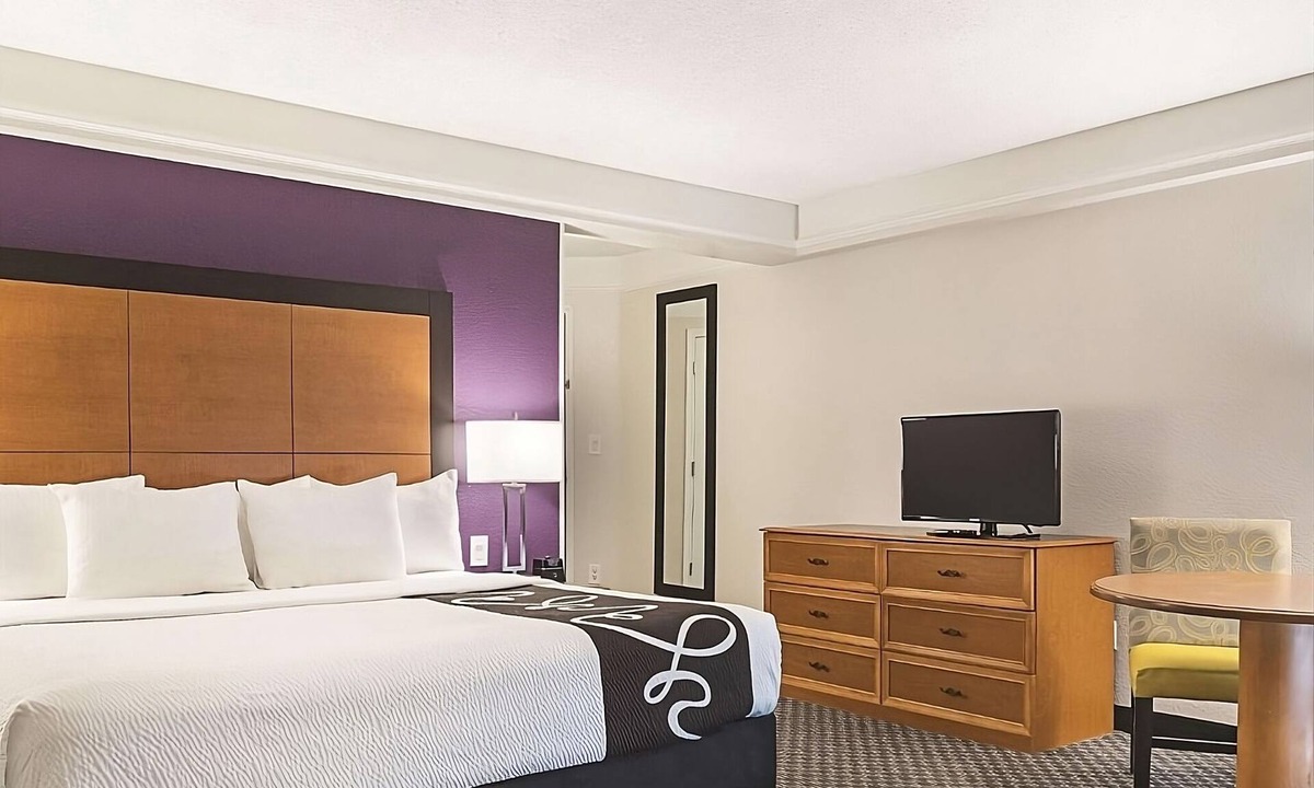 Guasti Apartment | Great Relaxing Overnight Stay! Relaxing Unit to Enjoy. Free Parking & Pool