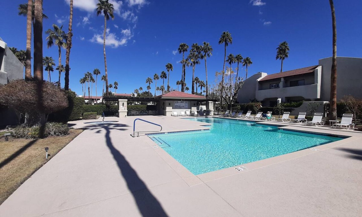 Palm Springs Condo | Ground level condo with king size bed and w/d inside