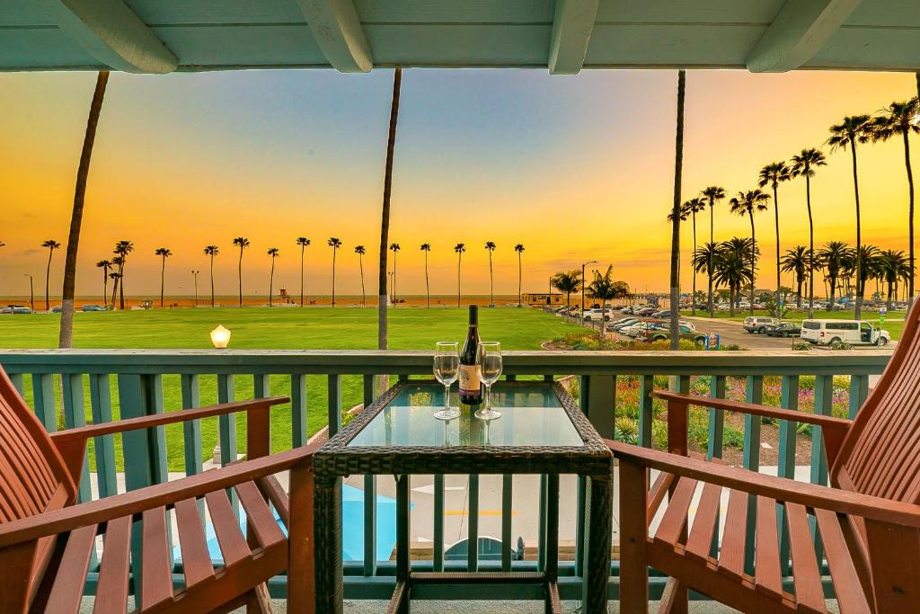 Balboa Peninsula Apartment | Groundswell 4 Bedroom