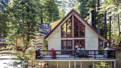 Dorrington House | Group Cozy Cottage with Game Room in California