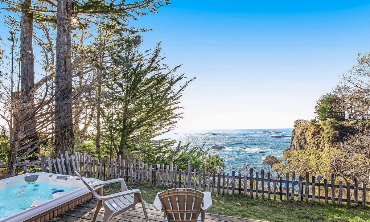 Anchor Bay House | Gualala 3BR cove-view home with hot tub near Gualala Point Park