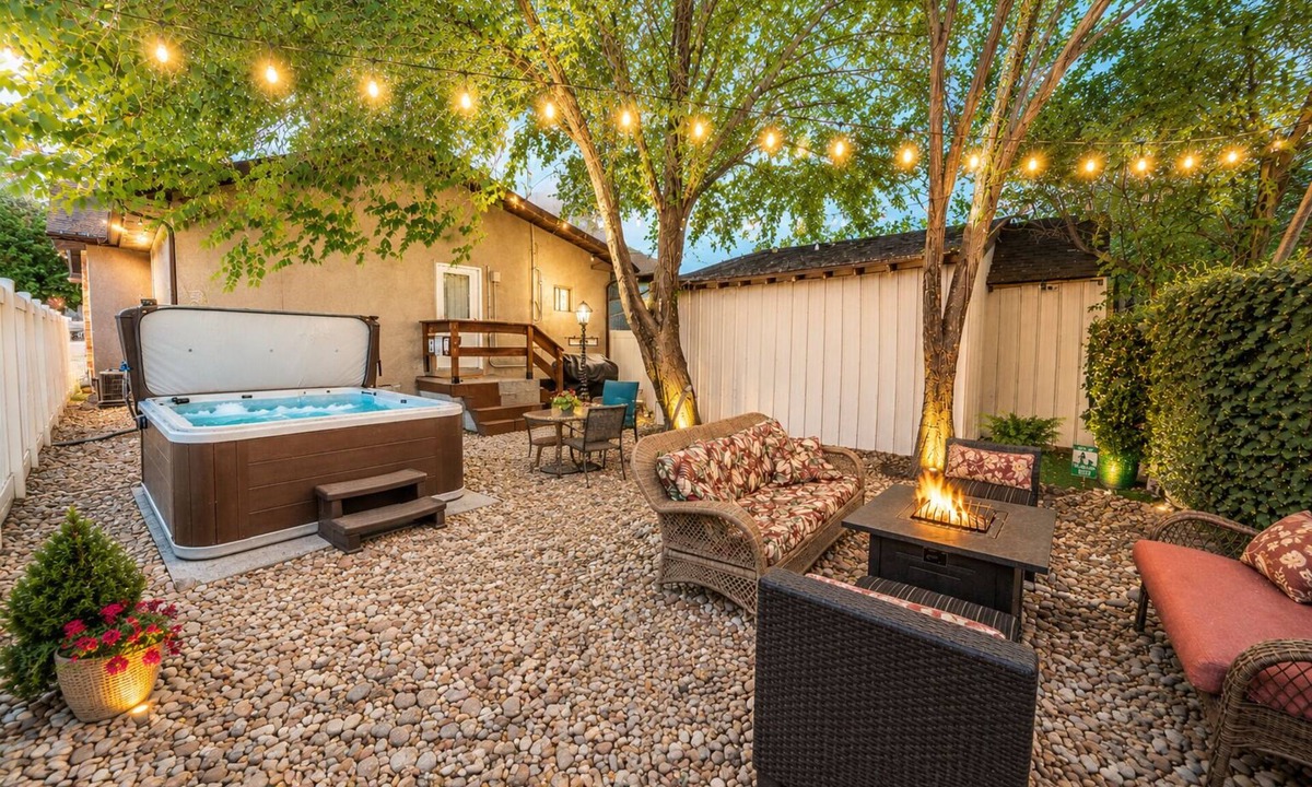 Price House | Guest Favorite! Hot Tub, Huge Kitchen, Fenced Yard, Firepit, & BBQ in Great Area