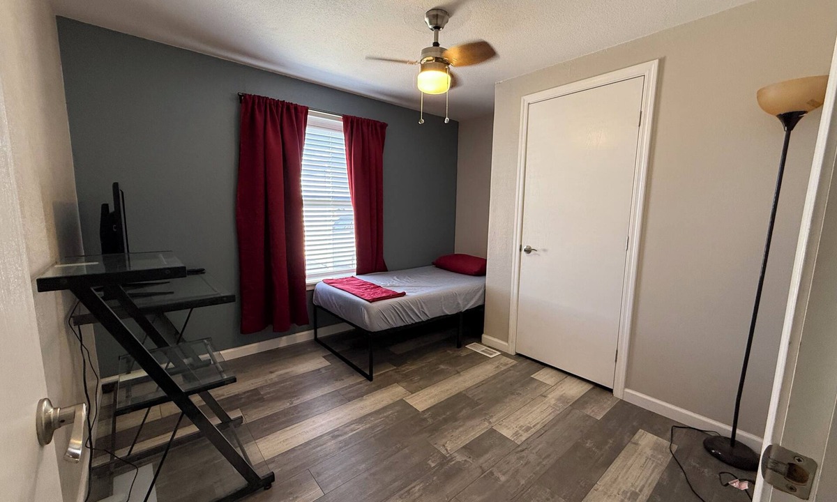 Foothills House | Guest room in the Foothills