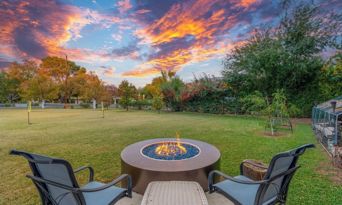 Alhambra House | Half acre 5 bedroom 4 bath farmhouse. Huge Yard, Arcade, Firepit, Pool Phoenix!