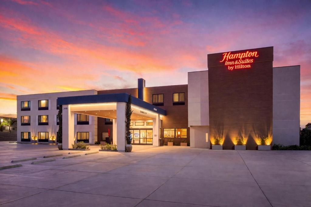 Midway District Hotel | Hampton Inn & Suites by Hilton San Diego SeaWorld Near Old Town