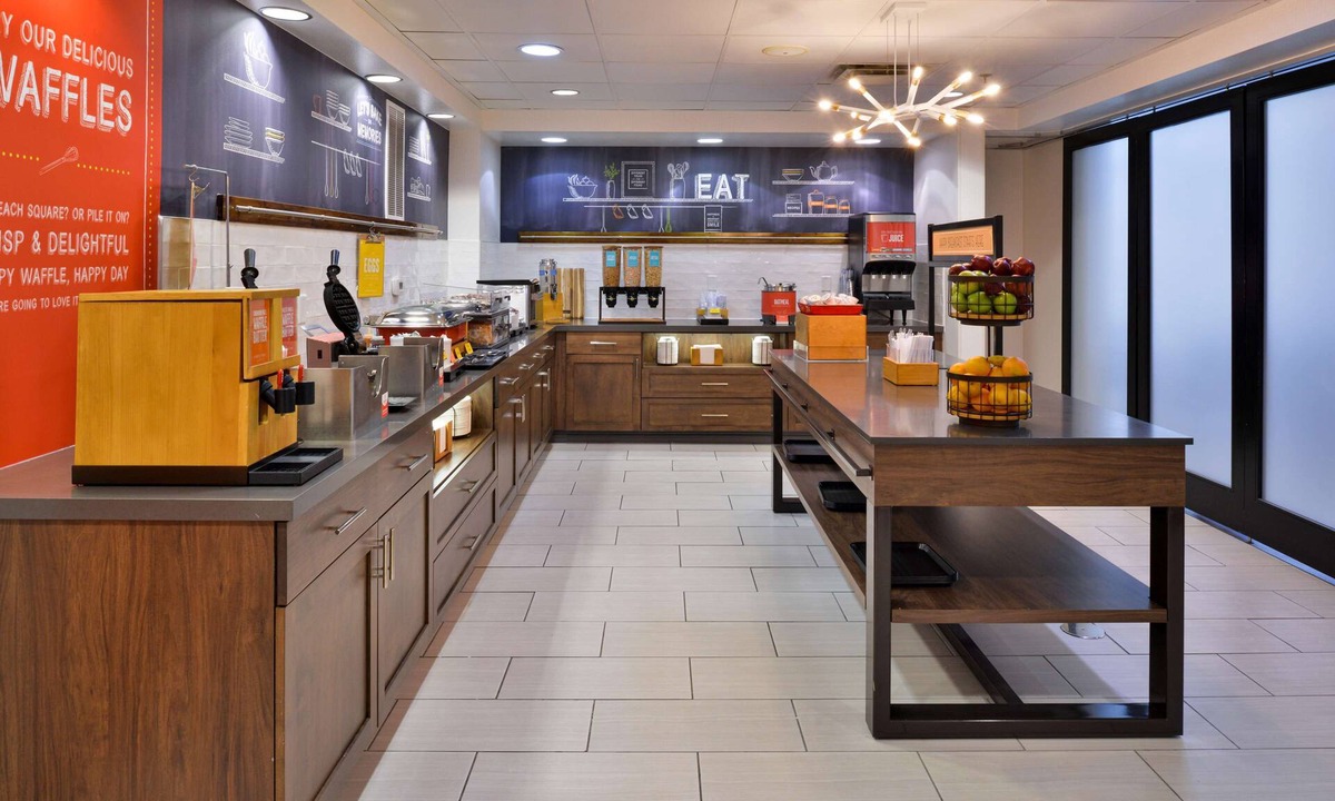 Paradise Hotel | Hampton Inn & Suites Las Vegas Airport