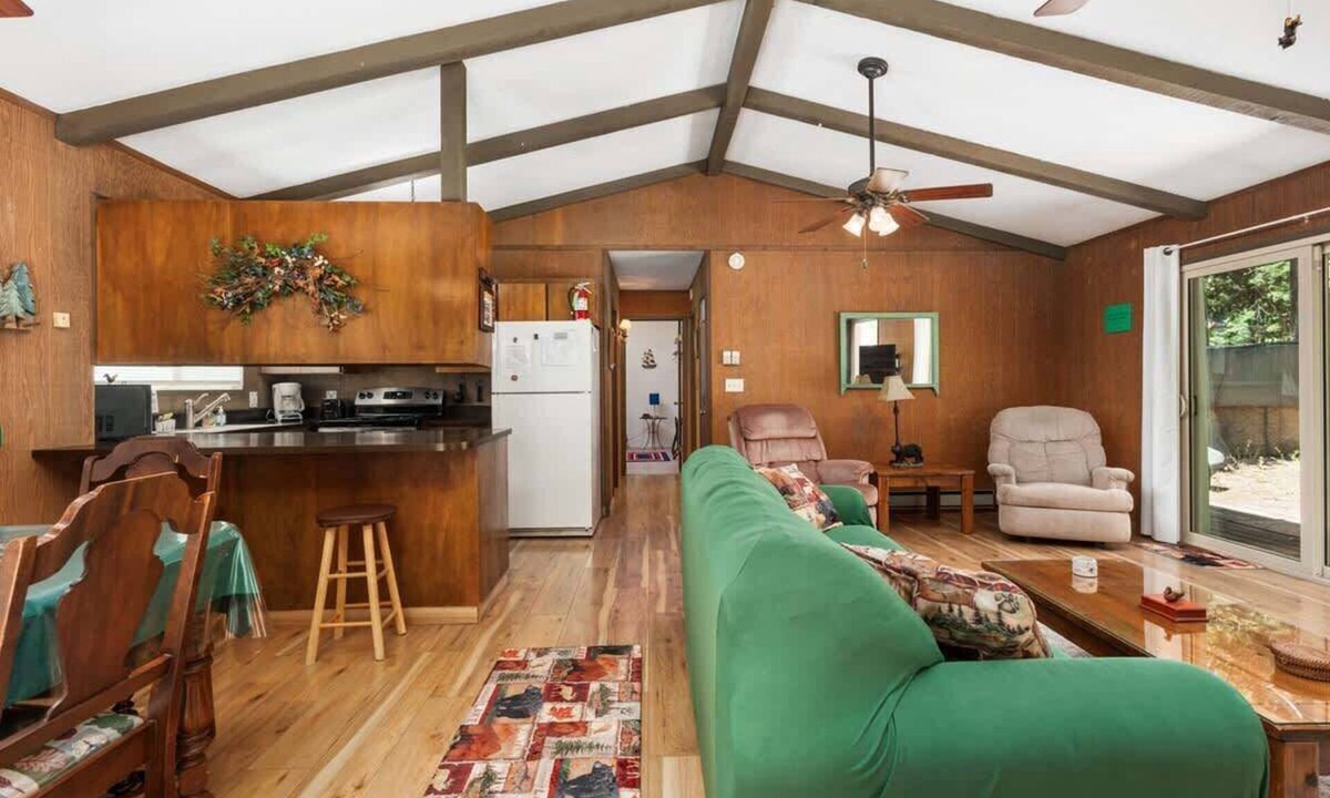 Sierra Cedars Cabin | Happy Bear | Minutes to Town + Lake + Pet Friendly