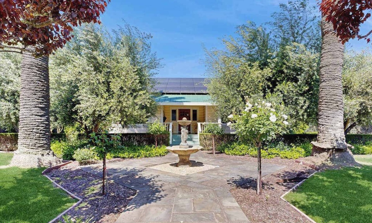 Geyserville House | Healdsburg Dog-Friendly Vineyard Farmhouse and Hot Tub