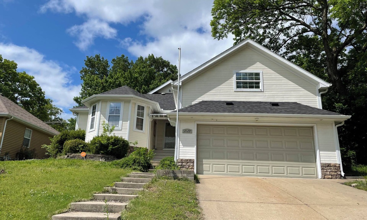 Joplin House | Heart of Joplin favorite spot. Highly rated vacation home . Perfectly located