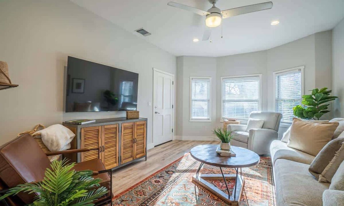 Downtown Sacramento Apartment | Heart of Midtown: Your Cozy Urban Retreat