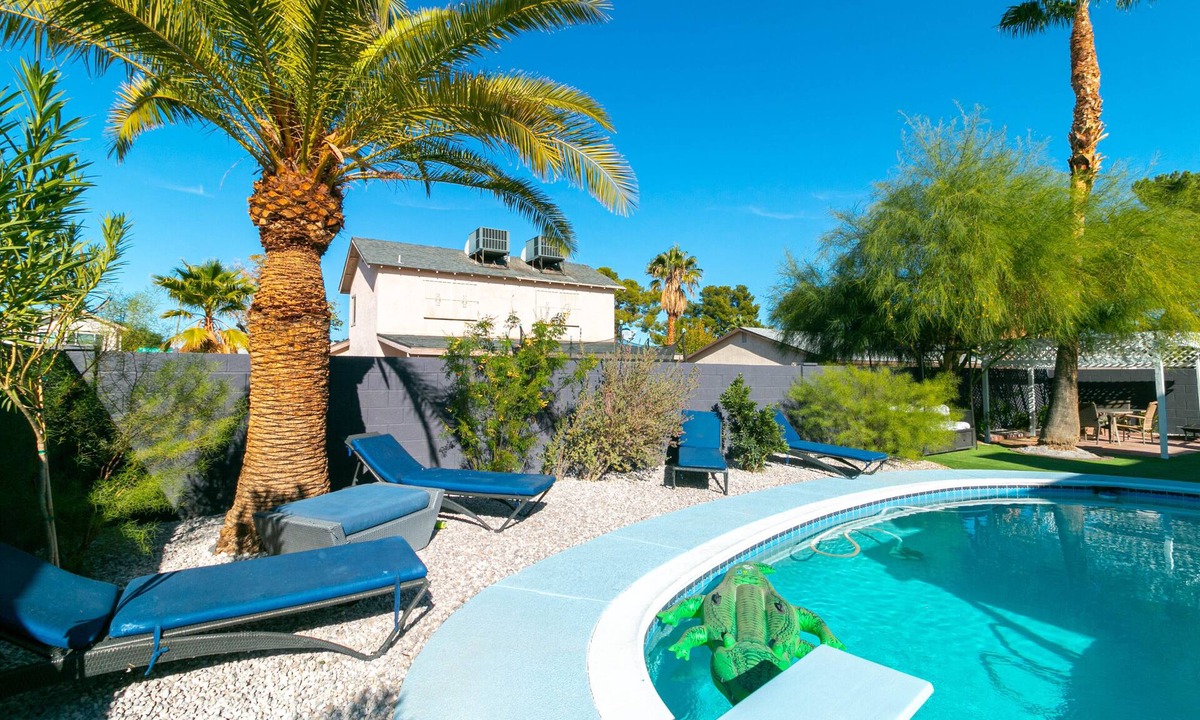 Chinatown Bed & Breakfast | Heated Pool for a fee, 5 Bedroom, Wifi, Near Strip 2 Story Home