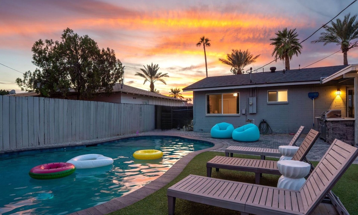 Village Grove House | Heated Saltwater Pool Sleeps 14 Hot Tub BBQ Lounge 5 mins from Old Town!