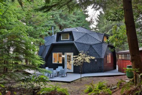 Coos Bay House | Hidden Dome Retreat in the Trees